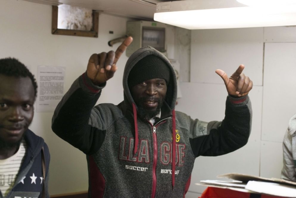 La gioia di un migrante all'annuncio che è stato raggiunto l'accordo per l'approdo (Alexander Draheim /sea-eye.org)