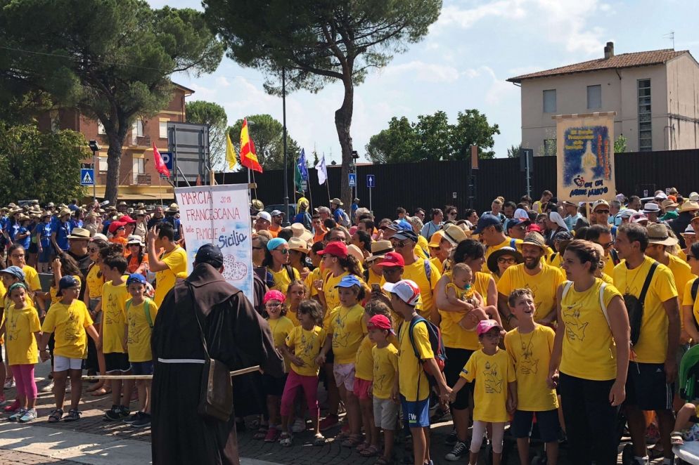I giovani della Marcia francescana di fronte alla basilica di Santa Maria degli Angeli ad Assisi (foto Berti)