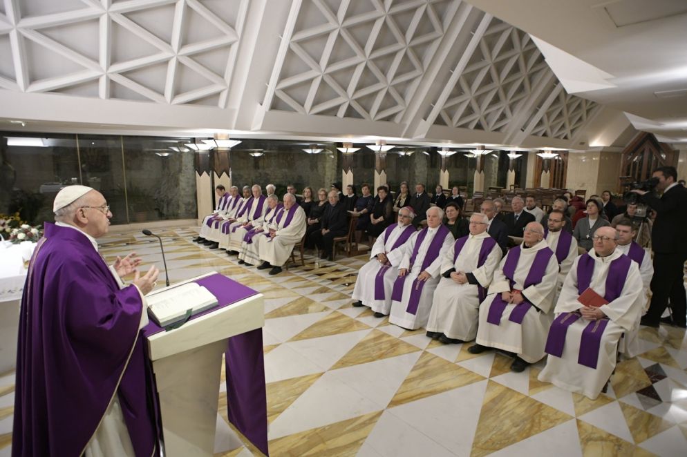 Papa Francesco con la casula viola durante il tempo di Avvento (foto L'Osservatore Romano)