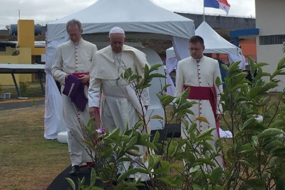 Papa Francesco si avvia a confessare (foto Cristina Cabrejas)