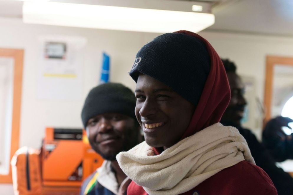 La gioia di un migrante all'annuncio che è stato raggiunto l'accordo per l'approdo (Alexander Draheim /sea-eye.org)