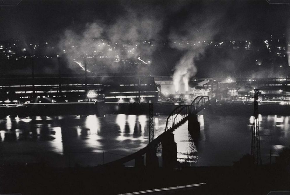 Stabilimento National Tube Company e ponte ferroviario sul fiume Monongahela,1955-1957 (Gift of the Carnegie Library of Pittsburgh, Lorant Collection © W. Eugene Smith / Magnum Photos)