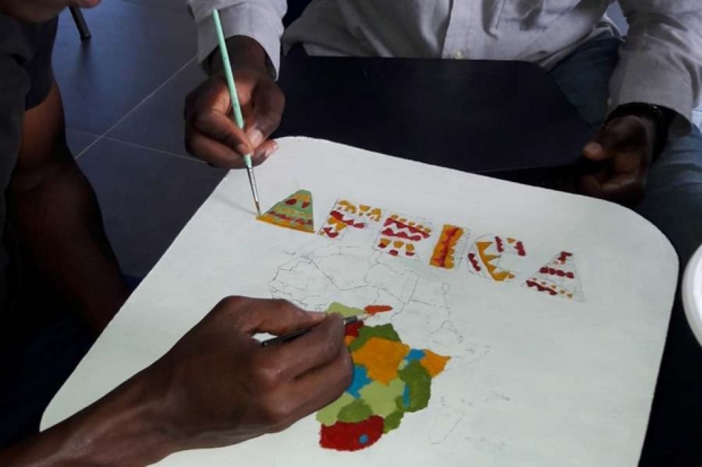 Alcuni richiedenti asilo durante un’attività formativa all'interno del centro