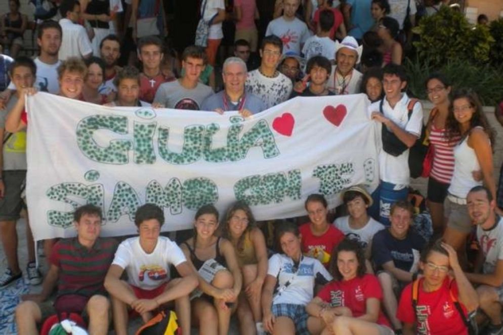 Lo striscione preparato dai giovani della parrocchia di San Tommaso, a cui Giulia Gabrieli era legata