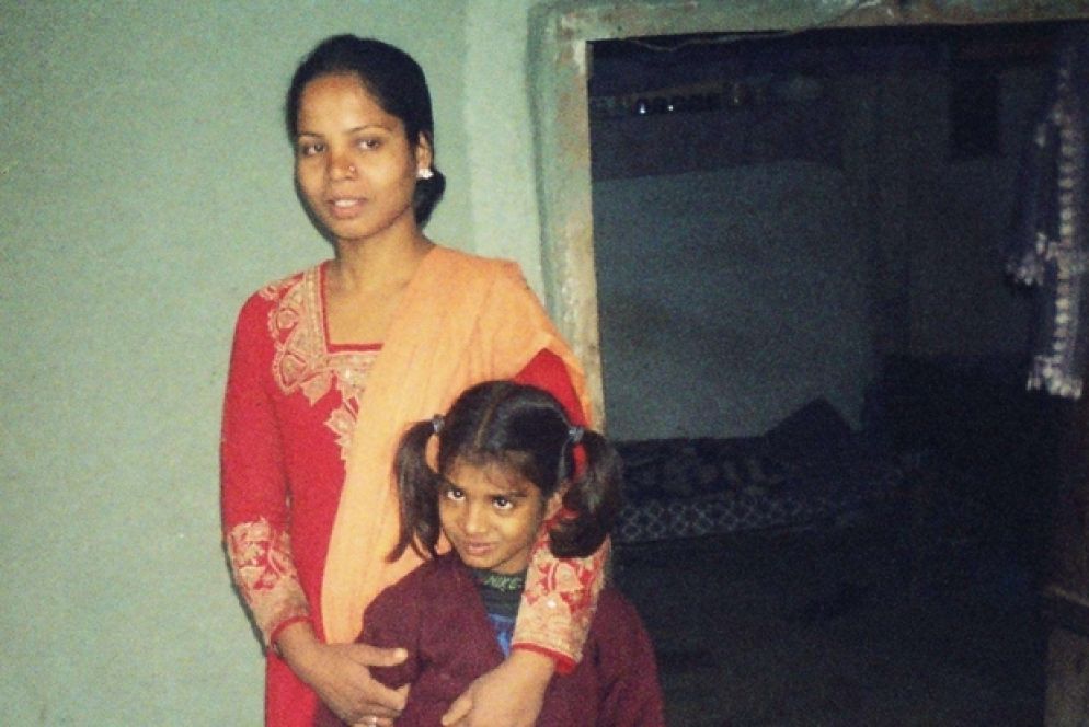 Asia Bibi con una delle figlie (Ansa)