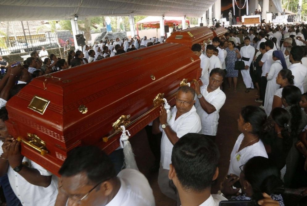 I funerali di alcune vittime a Colombo (Ansa)