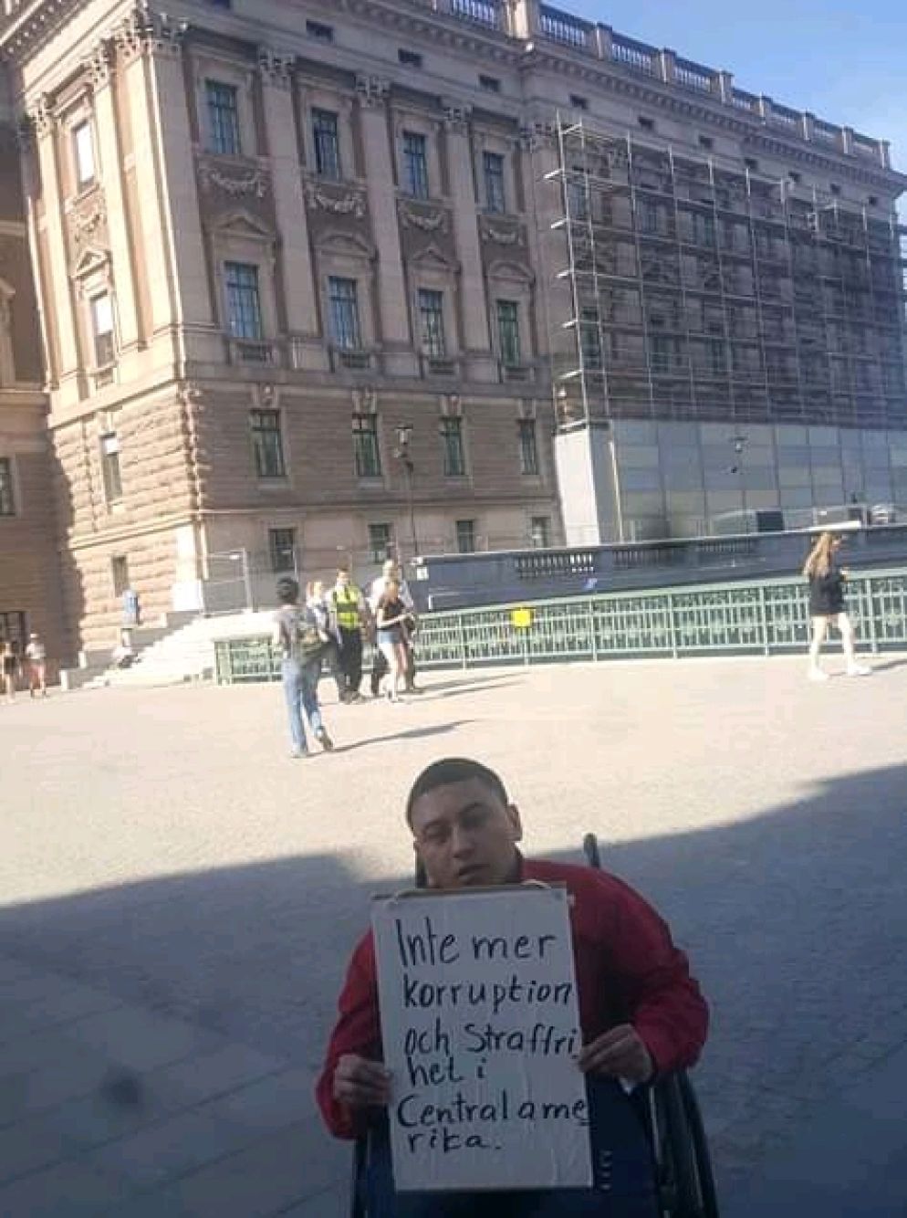 Erlin Mejia Andino davanti al Parlamento svedese: il cartello recita "Niente più corruzione e impunità in America Centrale"