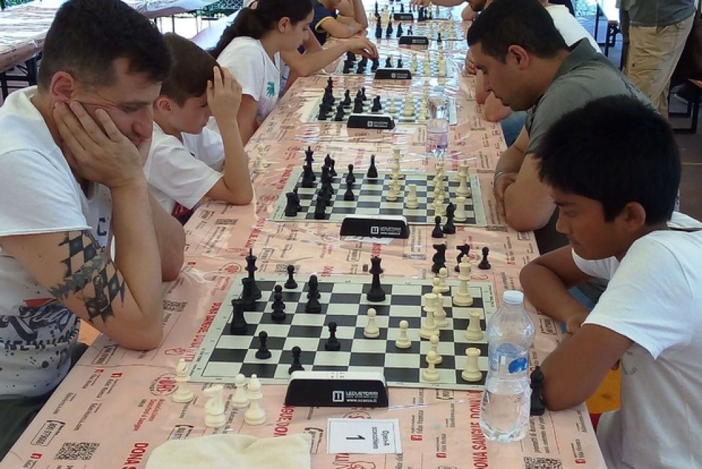 Il piccolo bengalese impegnato in una partita contro uno scacchista adulto