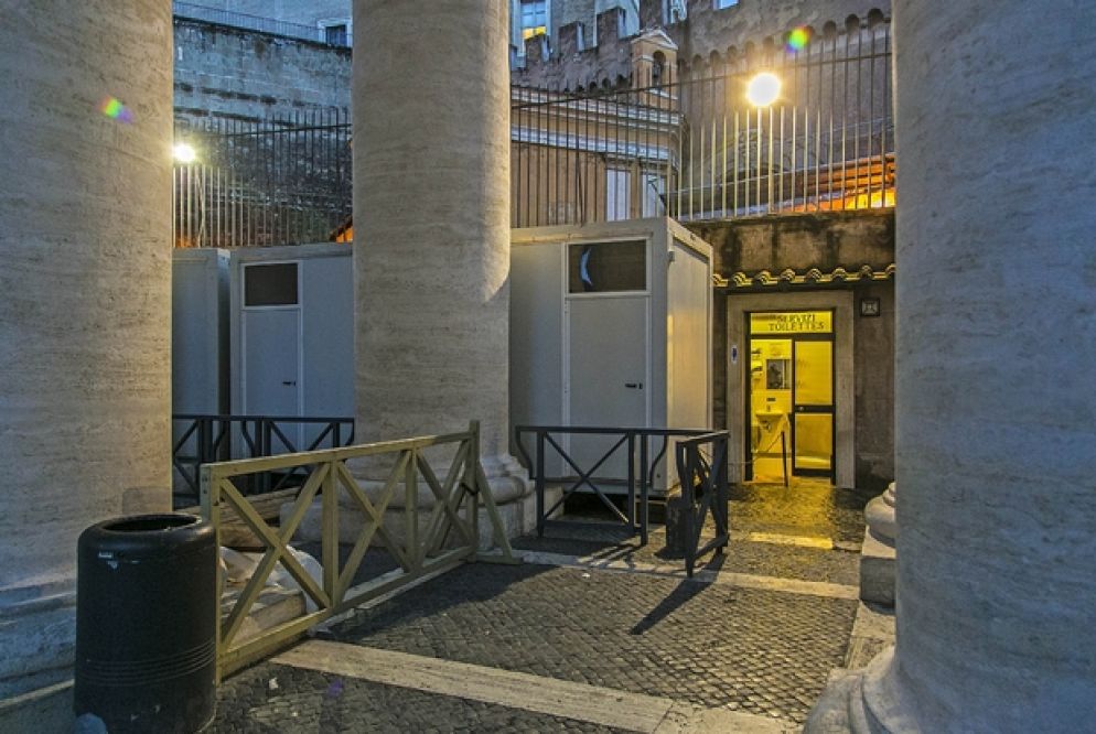 Spazi sotto il Colonnato del Bernini in piazza San Pietro dove si offrono servizi ai clochard (Siciliani)