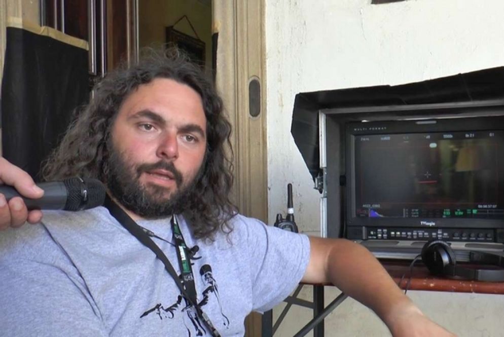 L’aiuto anche del crowdfunding. L’idea di realizzare Aquile randagie nasce nel 2013 dal regista e videomaker Gianni Aureli e dalla moglie Gaia, esperta in comunicazioni online. Entrambi sono stati per anni capi scuot. Dopo aver scritto soggetto e sceneggiatura, è stata scelta la casa di produzione indipendente Finzioni Cinematografiche dove lavorano Francesco Losavio e Massimo Bertocci, anche lui un ex capo scout. Il progetto, al quale aderisce la Fondazione Baden, ha ricevuto l’interesse culturale del Mibact che ha erogato un finanziamento di 100mila euro. L’Agesci ha contribuito con 20mila euro. L’Istituto Luce-Cinecittà ha garantito la distribuzione con un minino di 50mila euro e versando un contributo di 100mila euro al progetto. Altri apporti economici sono arrivati dal Comune di Pavia e da Lombardia Film Commission. Ma ciò che colpisce è la partecipazione dei singoli cittadini al “crowdfunding”. «C’è chi ha dato anche solo un euro, chi ha acquistato la maglietta del film a 10 euro, una famiglia di 4 persone ha versato la considerevole cifra di 1.500 euro» racconta Aureli