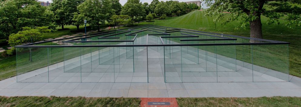 Il labirinto di vetro di Robert Morris al Nelson Atkins Museum of Art di Kansas City - ©2014 The Nelson Gallery Foundation. All reproduction rights reserved. This photograph may not be reproduced in any medium without specific written permission and acknowledgment of ownership by The Nelson-Atkins Museum of Art.