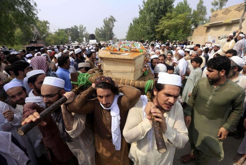 I funerali delle vittime questa mattina a Peshawar (Ansa)