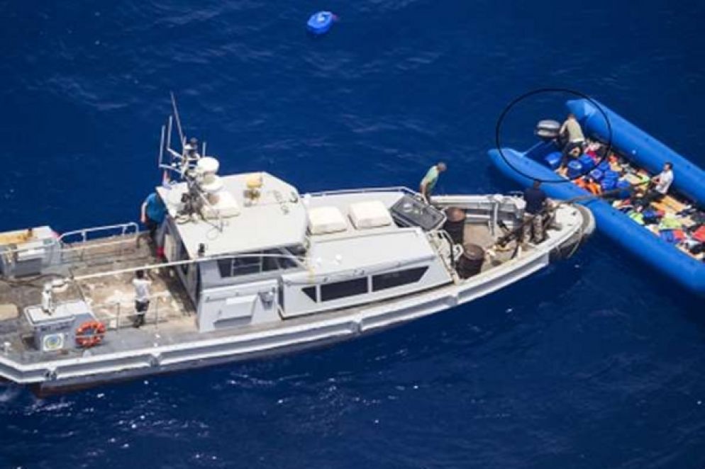 Una motovedetta del boss scafista mentre recupera un motore da un gommone in alto mare per riutilizzarlo nel traffico dei migranti