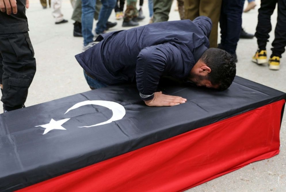 Un momento del funerale delle vittime del bombardamento del collegio militare di Tripoli - Reuters