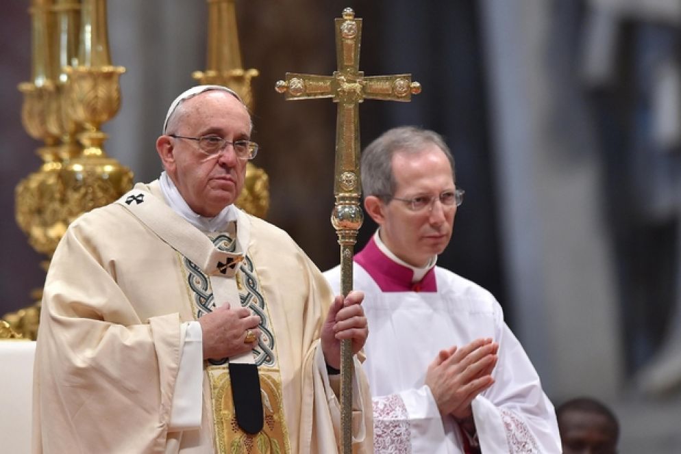 Il Papa in San Pietro (Ansa)