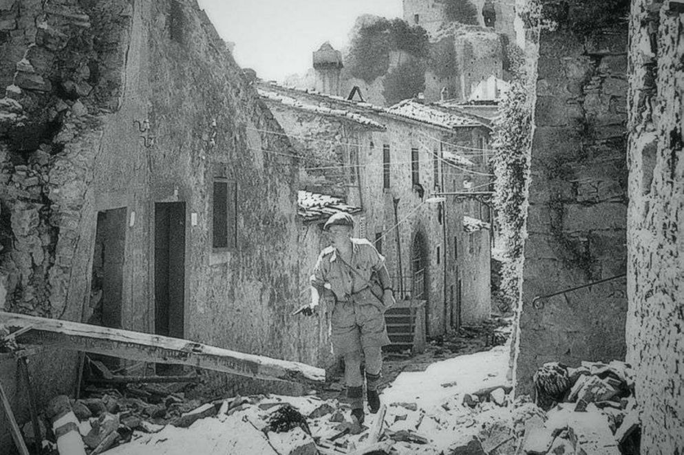 Un soldato alleato a Civitella in Val di Chiana nei mesi successivi all'eccidio del 29 giugno 1944 (foto Archivio della memoria)