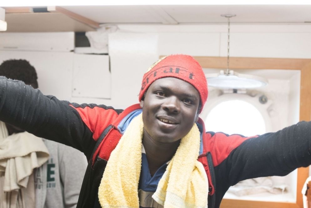 La gioia di un migrante all'annuncio che è stato raggiunto l'accordo per l'approdo (Alexander Draheim /sea-eye.org)