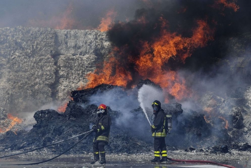 Le operazioni per spengere le fiamme sono andate avanti a lungo (Kontrolab)
