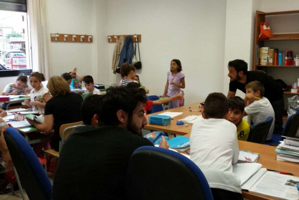 I volontari del Centro Padre Nostro durante il recupero scolastico per i ragazzi di Brancaccio