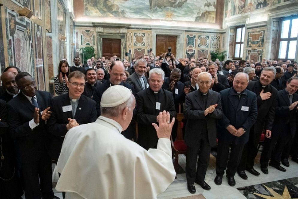 Il saluto in Vaticano del Pontefice a tutti i membri e studenti della Pontificia Accademia Alfonsiana (Ansa)