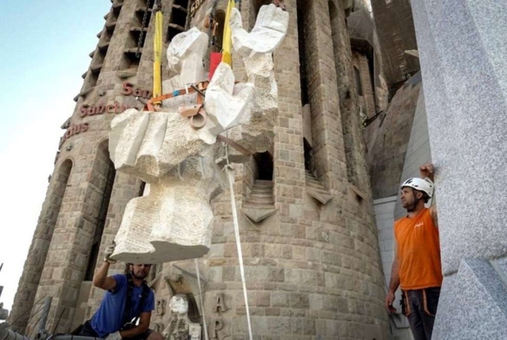 installazione di uno dei tre angeli (Blog Sagrada Familia)
