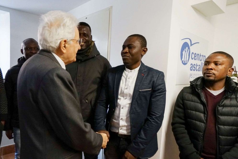 L'incontro del Presidente con gli ospiti del centro (foto Francesca Napoli e Pino De Valeri per Centro Astalli)