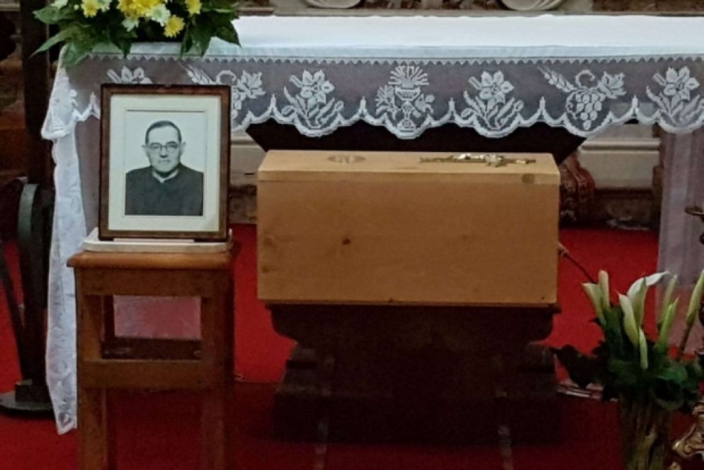 L'urna di padre Almiro Faccenda nella chiesa di Torcegno