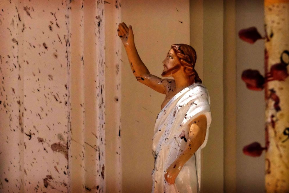 Statua di Cristo insanguinata nella chiesa di San Sebastiano a Negombo (Ansa)