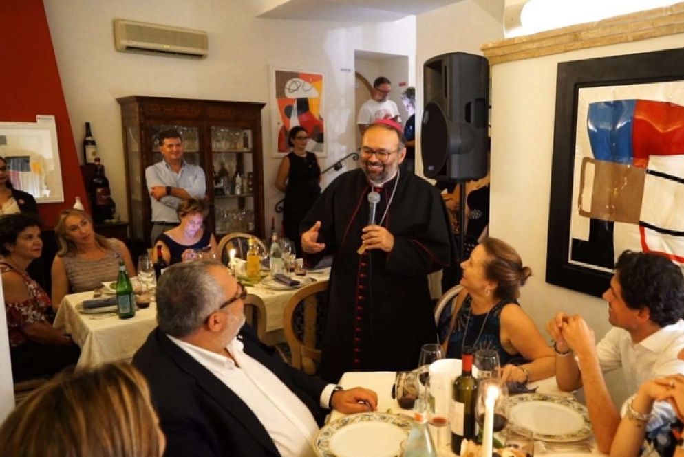 Paolo Giulietti, vescovo ausiliare della Diocesi di Perugia Città della Pieve, durante la cena a base di okra