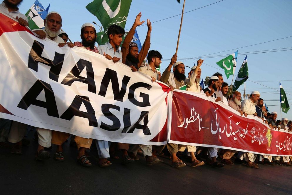 Manifestanti estremisti islamici chiedono l'impiccagione di Asia Bibi (Ansa)