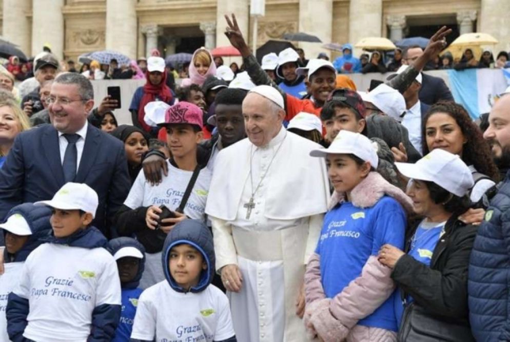 Anche al termine dell'udienza il Papa si è fermato a salutare nuovamente i bambini assieme al fondatore della cooperativa Auxilium, Angelo Chiorazzo (Vatican Media)