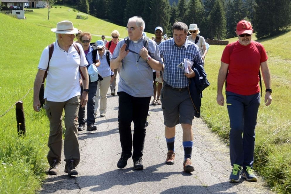 Il direttore di Avvenire, Marco Tarquinio, l'arcivescovo di Trento, Lauro Tisi, e il direttore di Vita Trentina, Diego Andreatta, in cammino verso la chiesa di San Giovanni a Mezzano (foto Giorgio Boato)