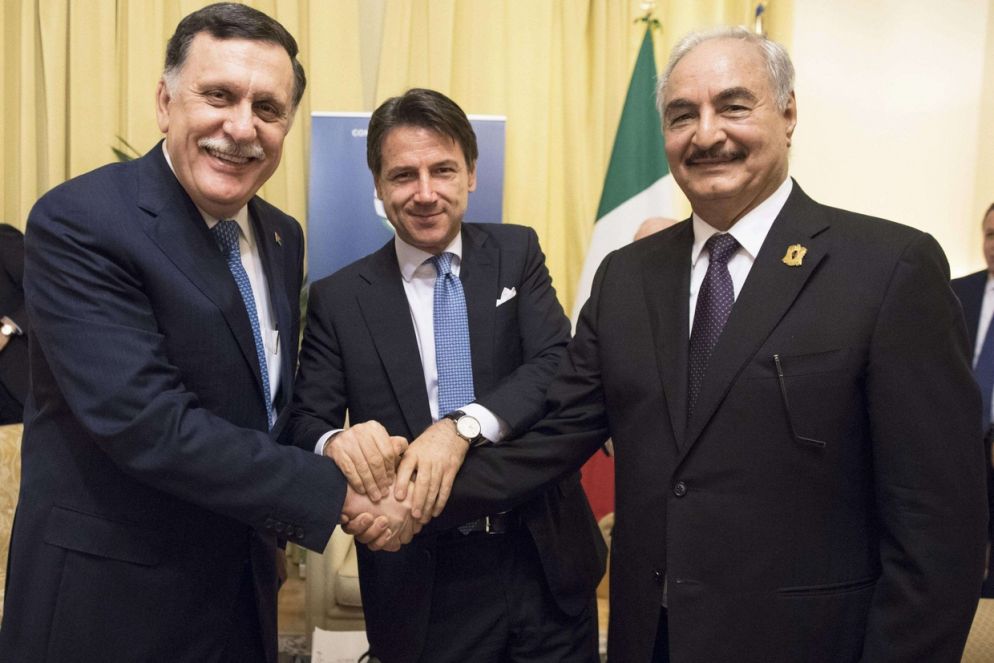 La storica stretta di mano a Palermo tra Sarraj (a sinistra), presidente del governo nazionale libico con sede a Tripoli, e il generale Haftar, che guida l'esecutivo rivale di Tobruk (Ansa)