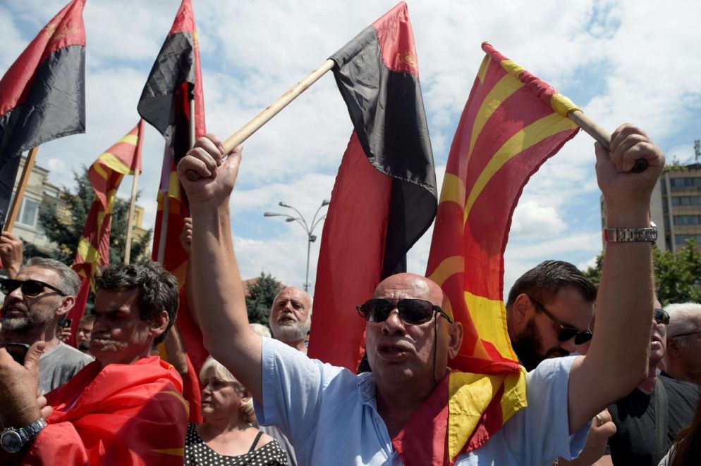 Nazionalisti macedoni hanno protestato contro l'accordo a Bitola (Ansa)