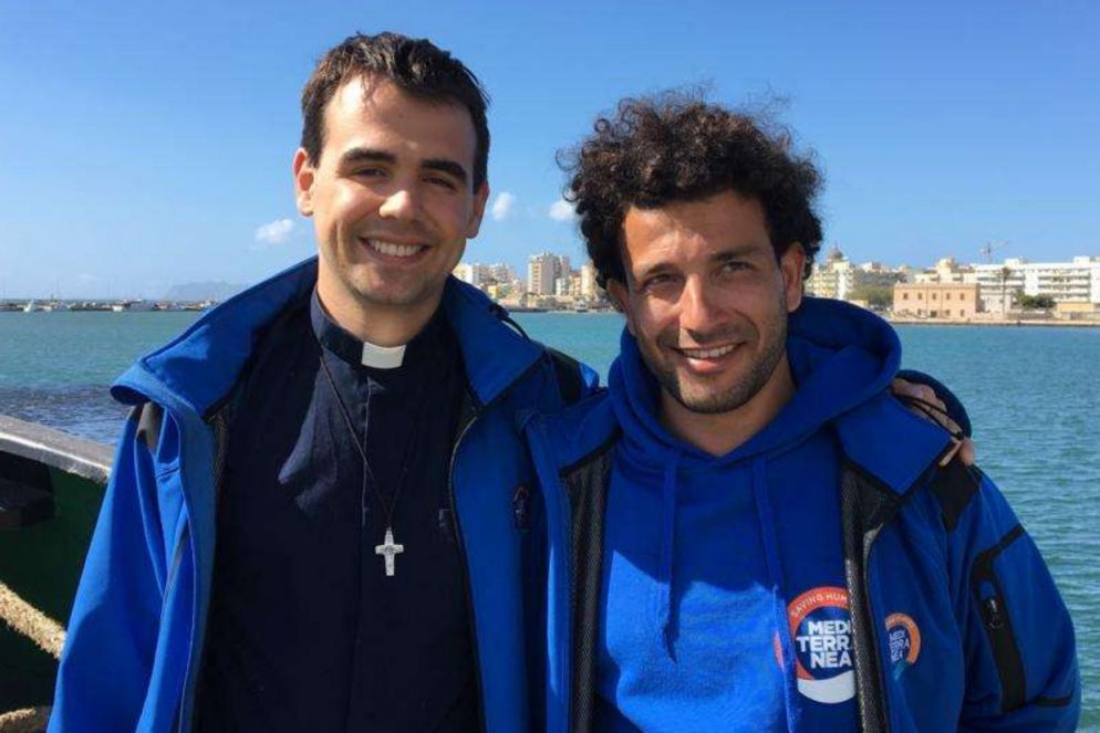 Don Mattia Ferrari con un membro dell'equipaggio della nave Mare Jonio (Mediterranea)