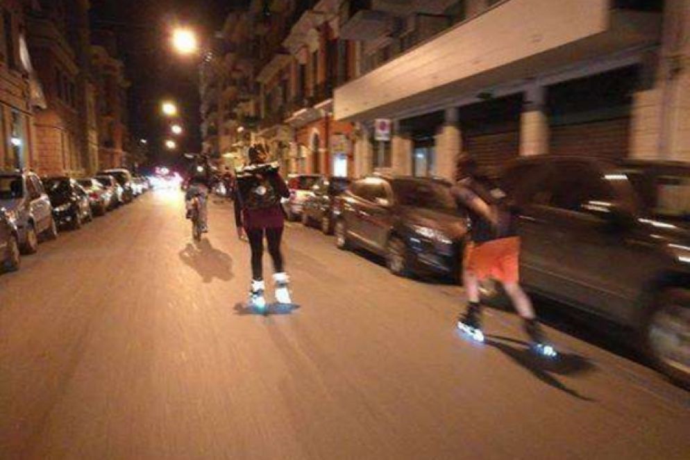 I Pattinatori di Bari consegnano cibo recuperato grazie al progetto "Avanzi Popolo 2.0" nei quartieri della città