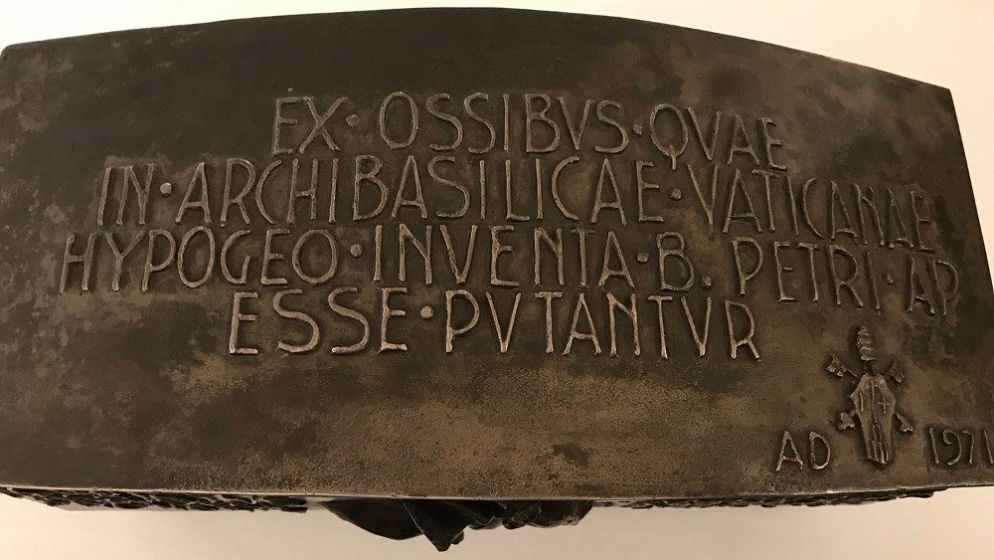 La scritta sul reliquiario donato a Bartolomeo I