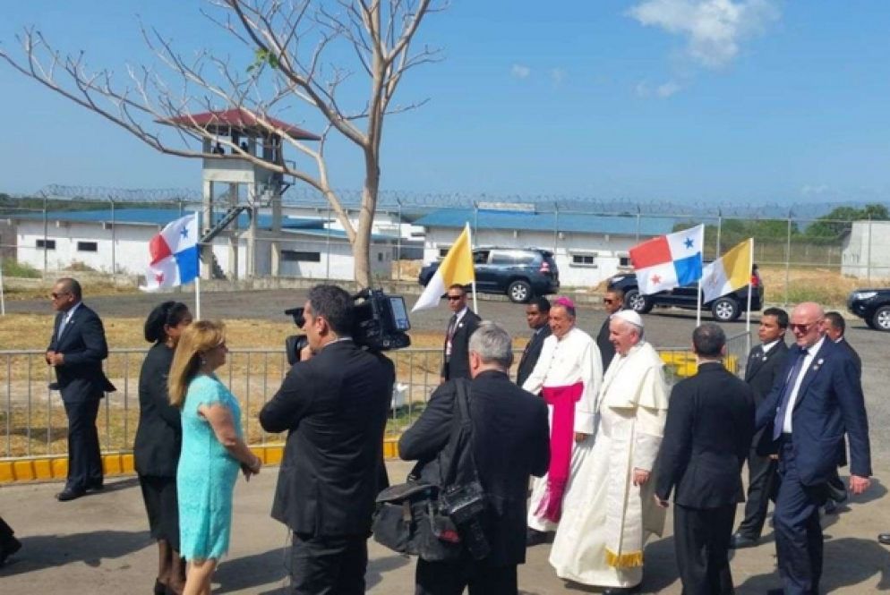 Francesco saluta la direttrice del carcere, Emma Alba Tejada (foto Cristina Cabrejas)