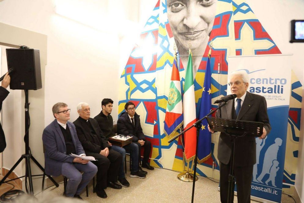 Da sinistra: padre Ripamonti, padre Sosa, Mohamed, Sohrab, il presidente Mattarella (foto Francesca Napoli e Pino De Valeri per Centro Astalli)