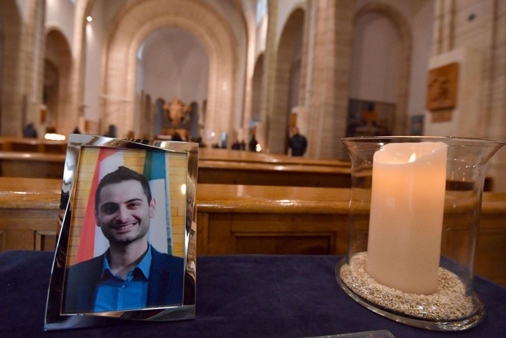 Una foto di Antonio Megalizzi nella chiesa parrocchiale di Cristo Re a Trento, dove e' stata allestita la camera ardente (Ansa)