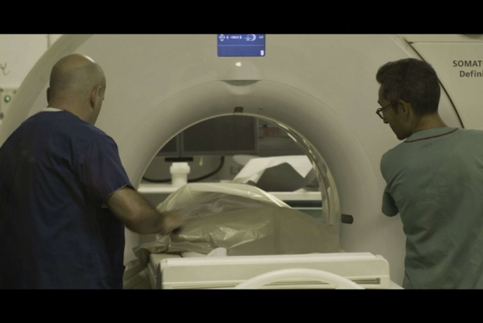 Un momento degli esami ai corpi dei santi