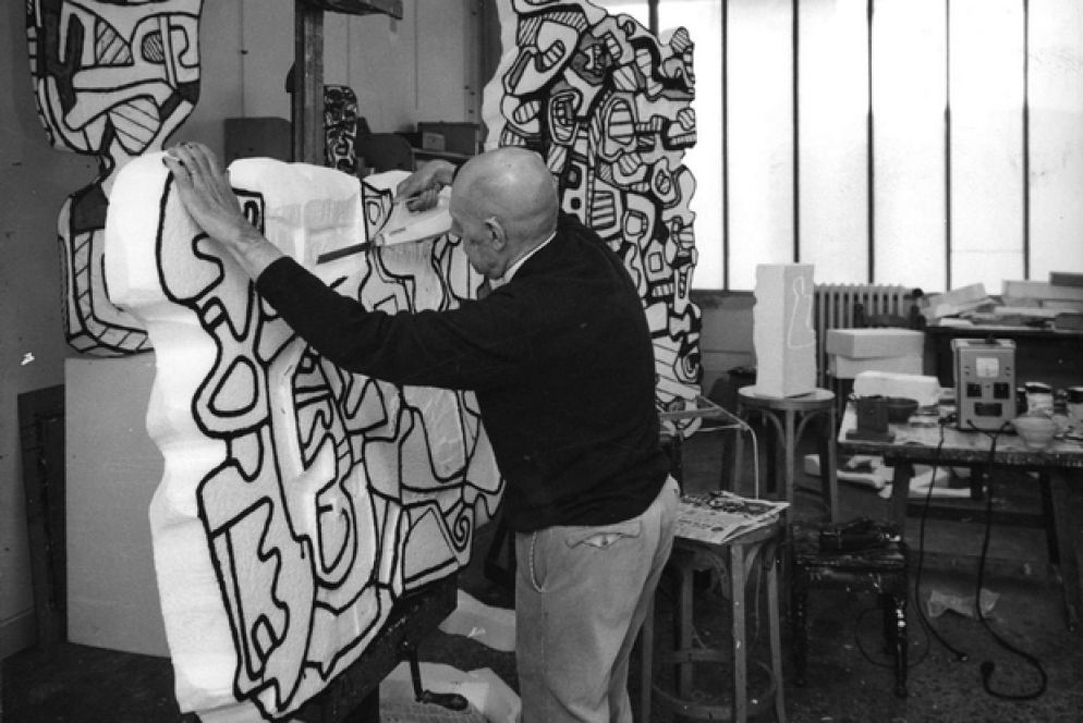 Jean Dubuffet nel suo studio nel 1967 (foto di Jeanne Bucher Jaeger)