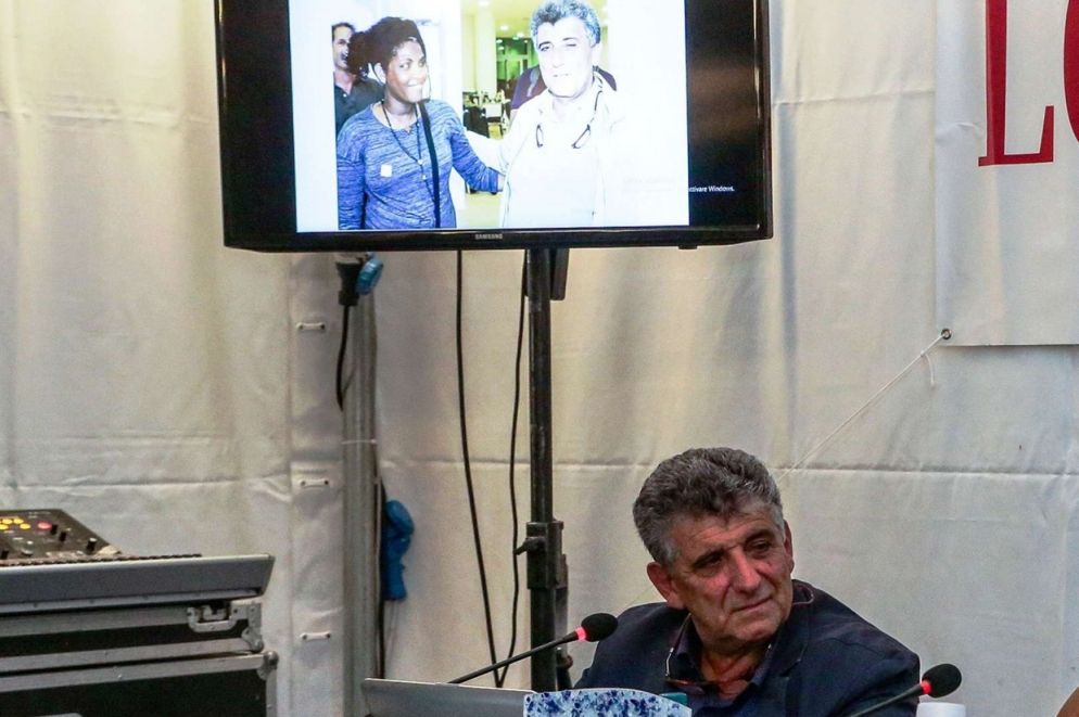 Il medico proietta la foto di Kebrat, la donna "nata due volte"