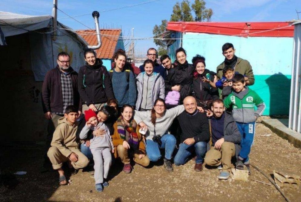 I volontari dell'Operazione Colomba a Tel Abbas. Il terzo in basso da destra è il comico Paolo Cevoli
