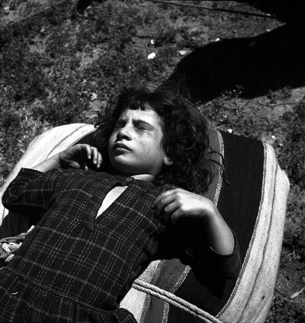 Un giovane rifugiato palestinese in un centro di accoglienza a Damasco in attesa di raggiungere un campo profughi. 1948, Damasco, Siria, © courtesy UN Photo - U