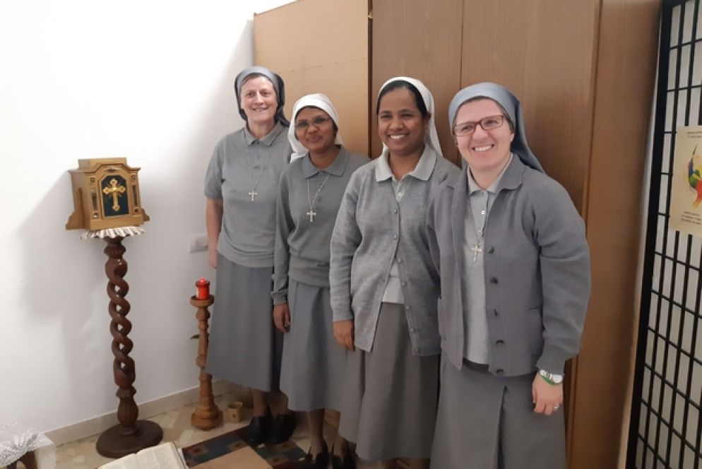 Le tre suore missionarie con la superiora (in fondo a sinistra) nel loro appartamento al Satellite