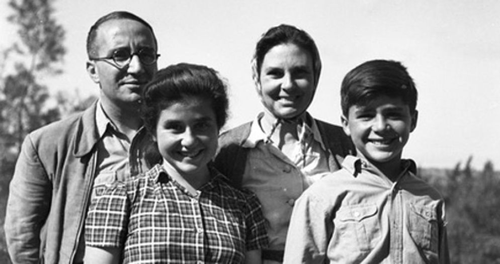 Enzo Sereni con moglie e figli