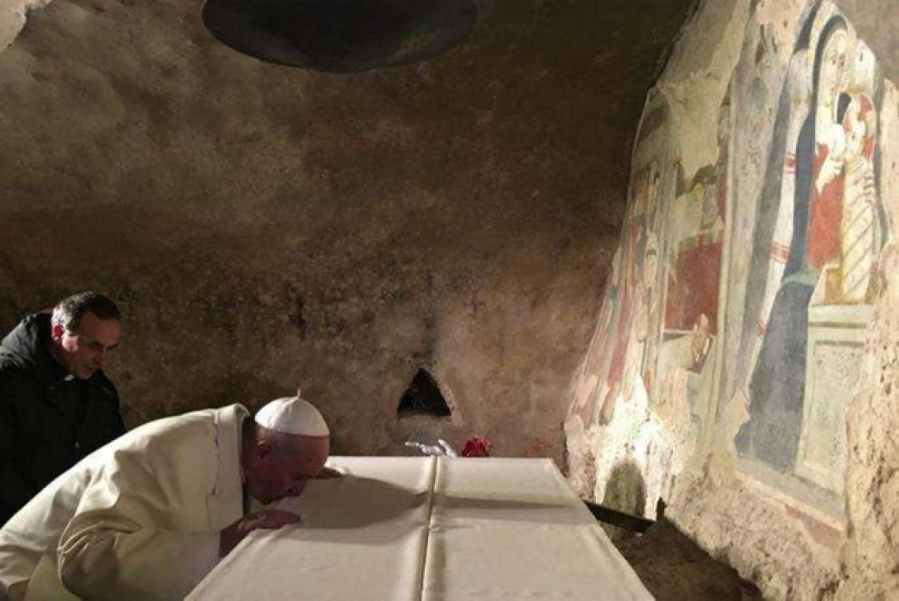 Nel gennaio 2016 il Papa visitò a sorpresa il Santuario di Greccio (Ansa)