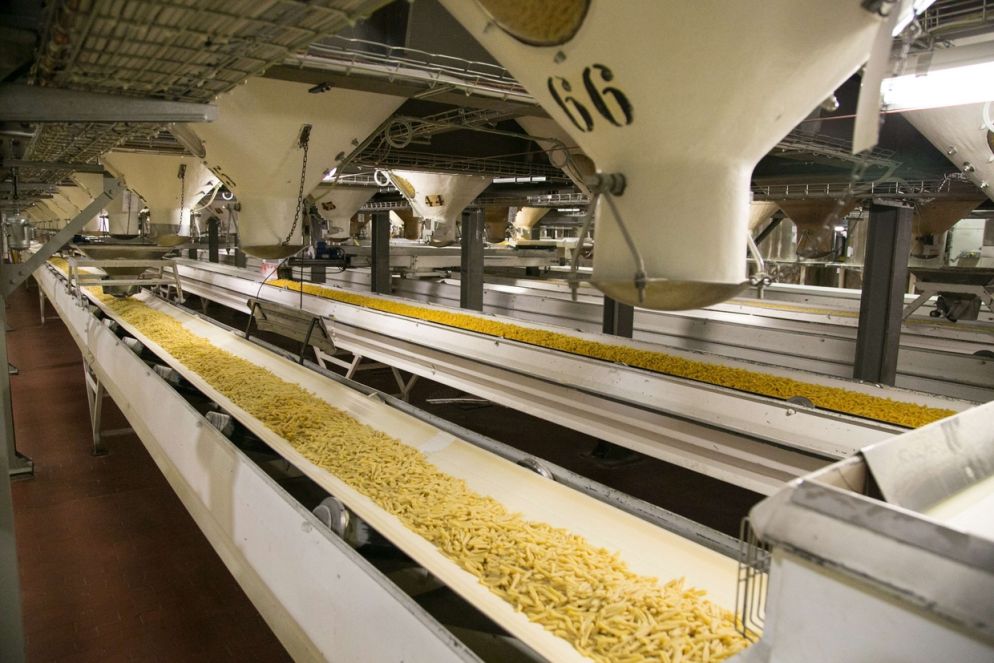 Una linea di produzione della pasta all'interno dello stabilimento Barilla di Pedrignano (foto Città di Parma)