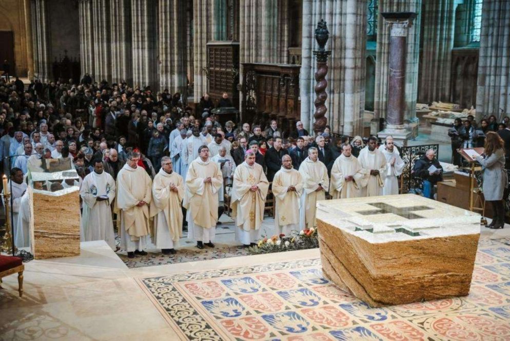 L'altare e l'ambone realizzato nell'abbazia di Saint-Denis, a Parigi, dall'artista Vladimir Zbynovsky